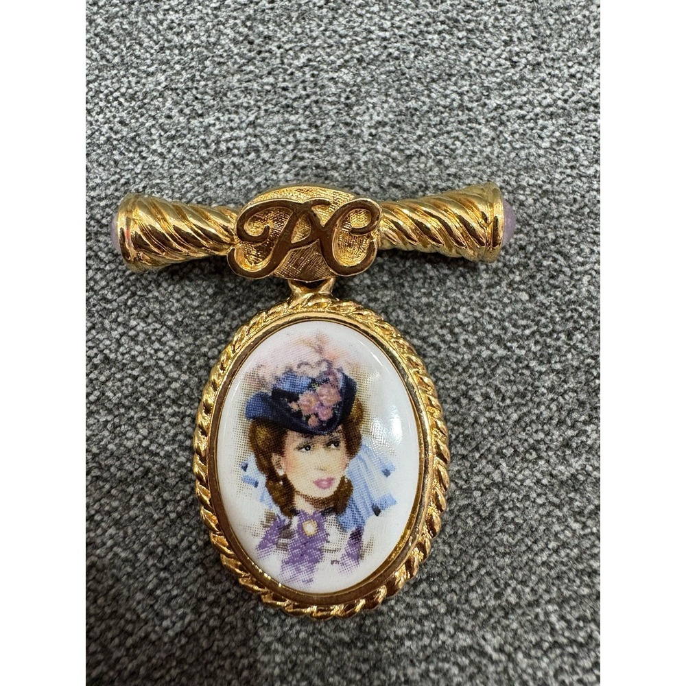 Avon Presidents Club Mrs. Albee Pin‎ Brooch 1996-1997 Victorian Themed Gold Tone